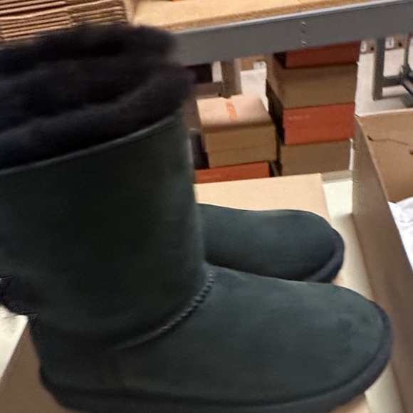 Faded but brand new!! $100 off!!Kids Ugg Bailey Bow 2 - Picture 10 of 13